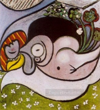 パブロ・ピカソ Painting - 花を持って横たわるヌード 1932年 パブロ・ピカソ